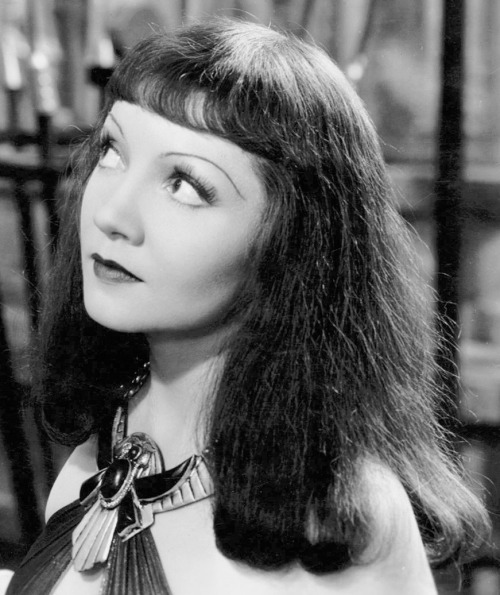 summers-in-hollywood - Claudette Colbert in Cleopatra, 1934