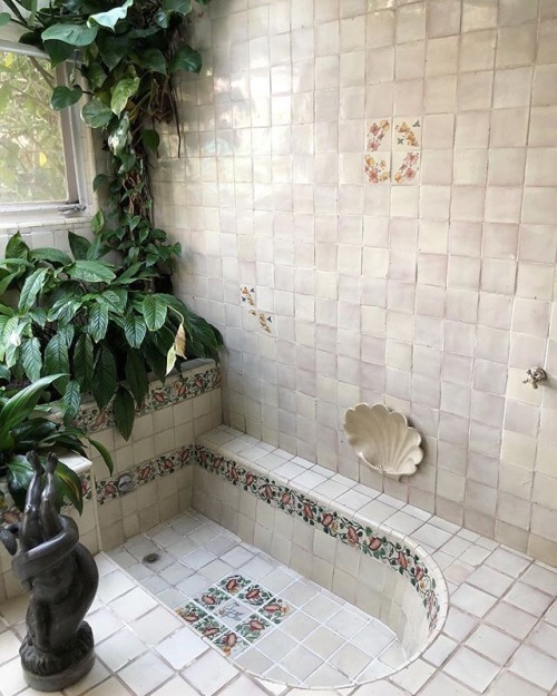 aspirantly - cultof-aphrodite - This bathroom is an absolute...