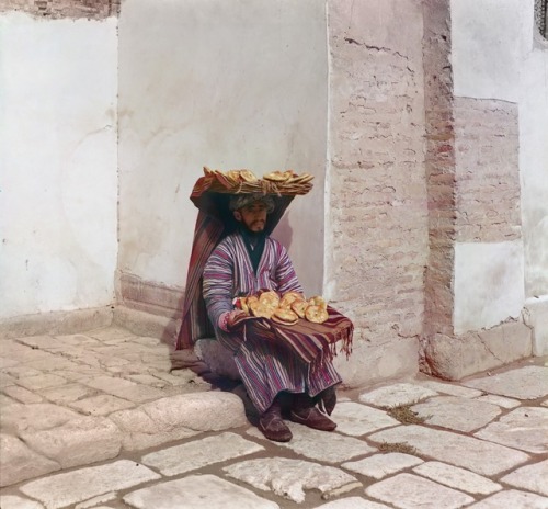 uzbekian - Flat breads vendor. Samarkand, 1911.