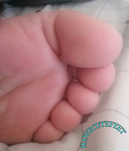 Happy Monday from my beautiful asian toes! #asianfeet #asiantoes...