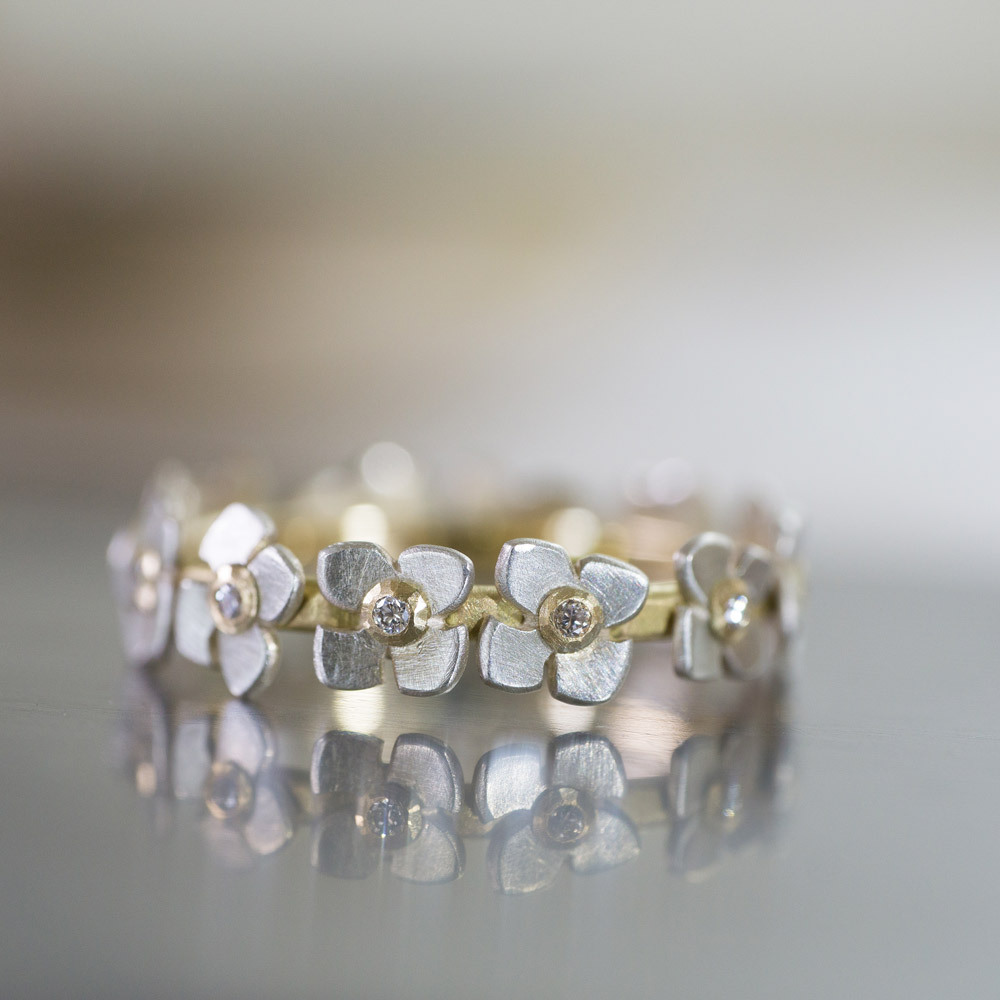 お花のエタニティーリング　ゴールド、シルバー、ダイヤモンド　オーダーメイドの婚約指輪