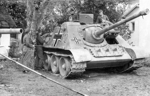 demdeutschenvolke - Captured SU-85 SPGs used by the Germans.