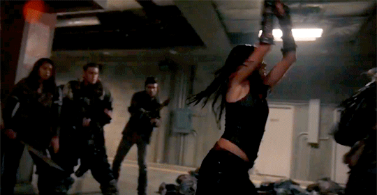 Octavia luchando en la quinta temporada de The 100