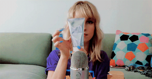 hayleywilliamsdaily - HAYLEY WILLIAMS DOES ASMR FOR 4 MINUTES.