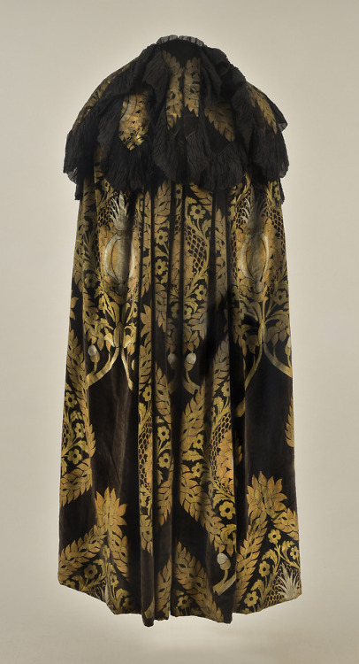 fripperiesandfobs - Maria Gallenga cape, 1922From Whitaker...