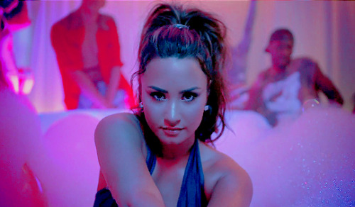 beallright:demi lovato + slaying on the bath in her new video...