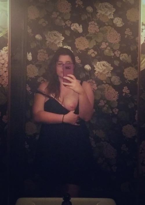 bluemel - Classy public bathroom selfie