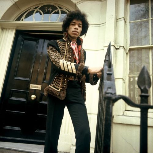 taithebeautiful:twixnmix:Jimi Hendrix photographed by Petra...