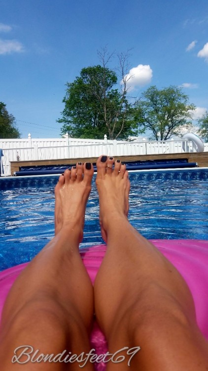 blondiesfeet69:Love my pool!!!
