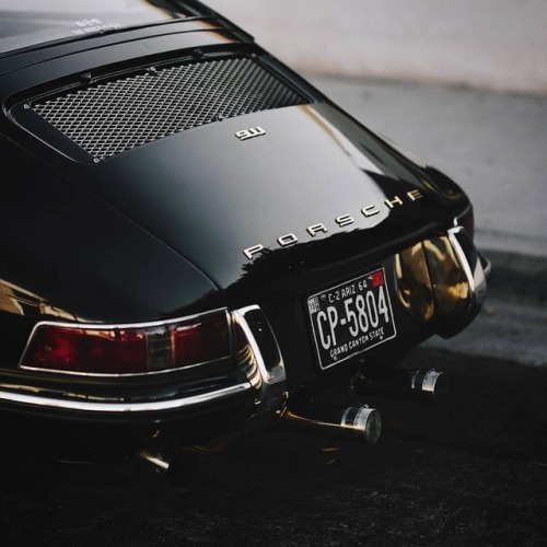 porscheartdaily:Driving sexy #sexcooled | Cr:...