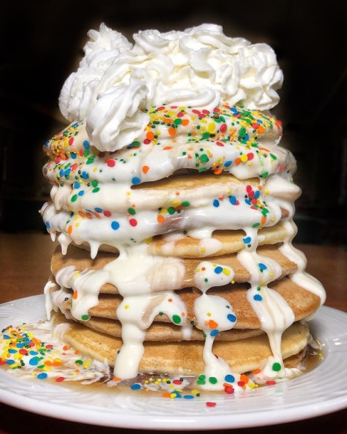 everybody-loves-to-eat - Funfetti Pancakes(source)