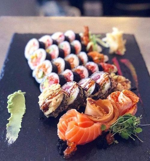 The weekend is finally here, time to celebrate with sushi! 