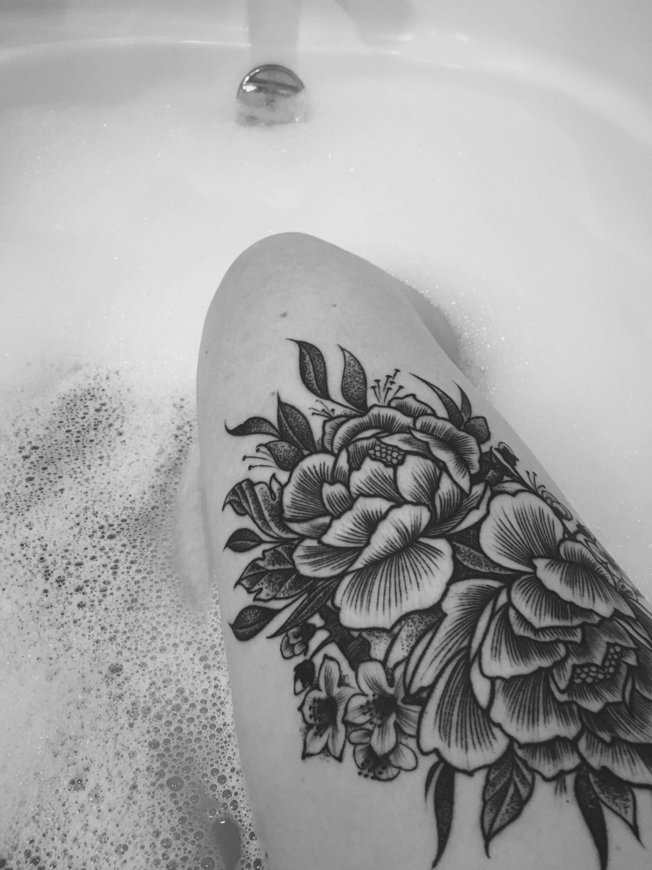 Imagenes tatuajes de flor en  espalda  acuarela