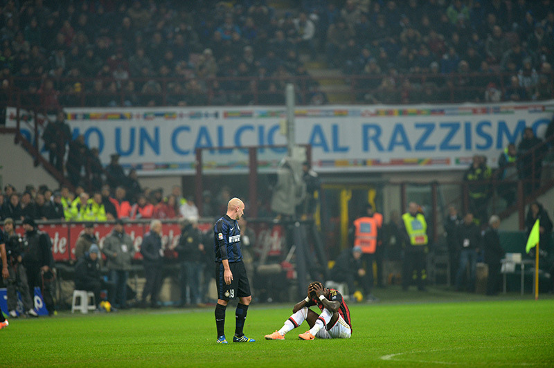 Through Ryu’s Lens: Milan falls in the Milan Derby [[MORE]]
The papers were screaming for a headline made by Mario Balotelli, but for once Milan’s #45 went silent. As frustration and fog filled the air, Inter finally broke through in the second half,...
