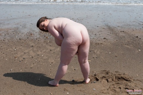bbwbeachbabes:Nude beach bbw