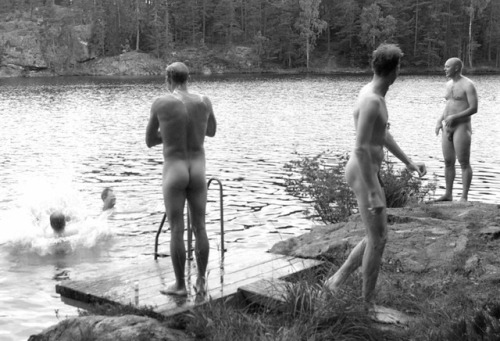 notdbd - vintagemusclemen - Swimmers in the 1940′s is our theme...