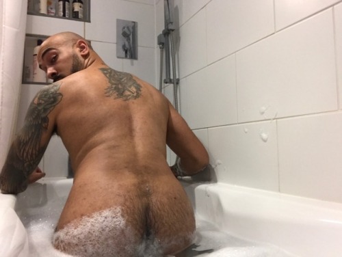 sablechevalier - Bath-time starring my hairy ass lol 