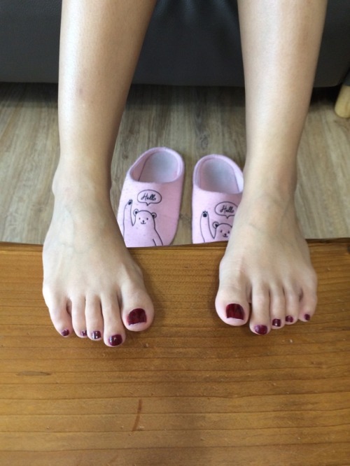 lisa-i-am - Painted my toes today.