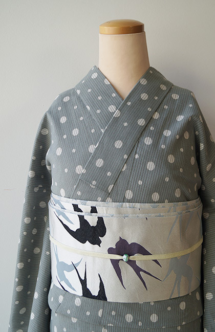 tanuki-kimono - Tsubame (swallow) in flight obi paired with...