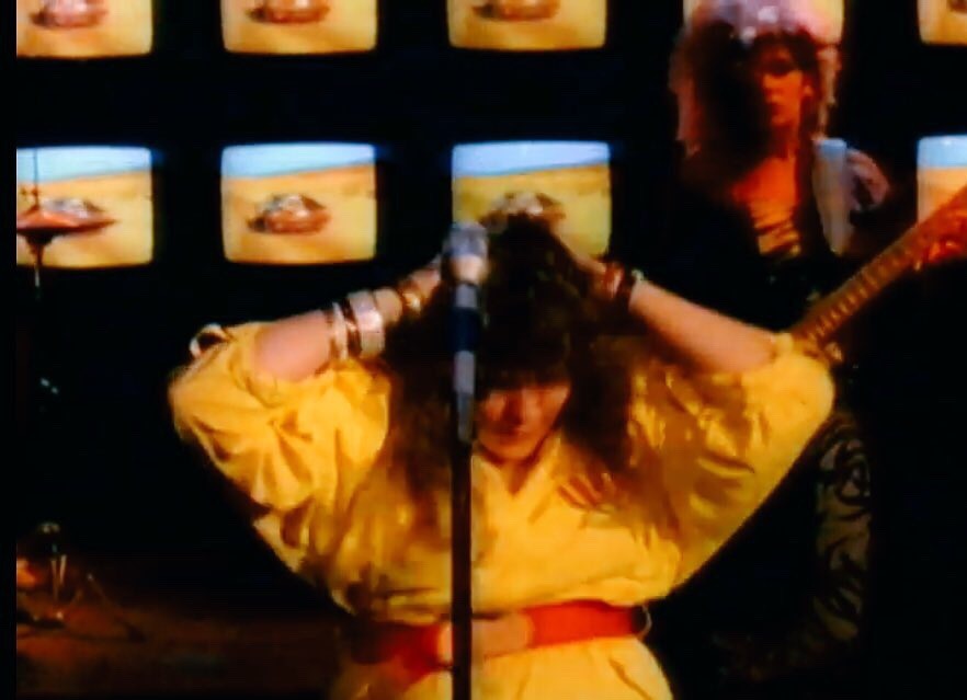 ‪Navidad’87 🎄 Minutos musicales : “Wild, wild life” de la banda norteamericana 🇺🇸 Talking Heads , que forma parte del álbum “True Stories” (1986). Para un servidor, uno de los mejores LPs de la banda del escocés 🏴󠁧󠁢󠁳󠁣󠁴󠁿 David Byrne (35) #x221287‬