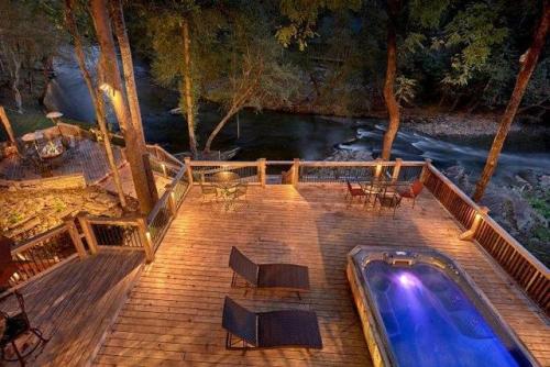 interior-design-home:Cozy wooden deck and pool by a river