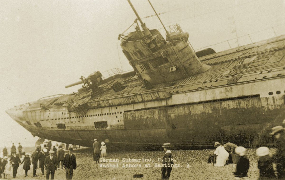 Немецкая подводная лодка U-118 вышла на берег в Хейсте.