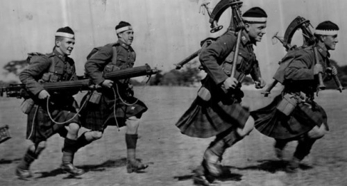 historicaltimes - Scottish soldiers training with Vickers guns,...