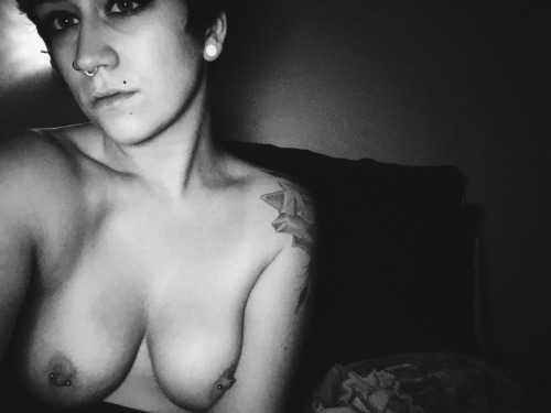 livingwiththelightsout:it’s cold & my nipples know it