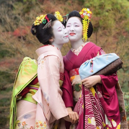 oiran-geisha - The maiko Ichiharu and the maiko Mamefuji during...