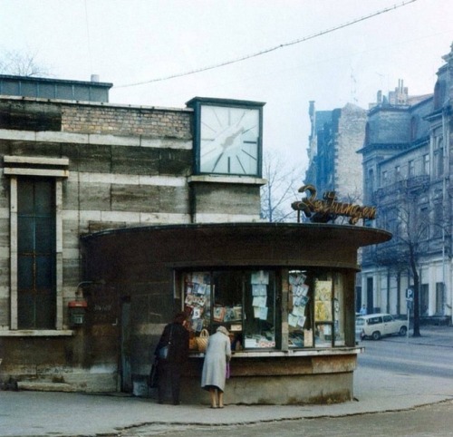 furtho:Harald Kirschner’s photograph of a newspaper kiosk,...