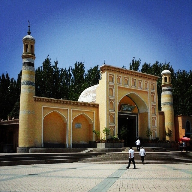 Id Kah Mosque, built in 1442. The largest mosque in China, it can hold up to 20,000 worshippers. #kashgar #china (at Id Kah Mosque)