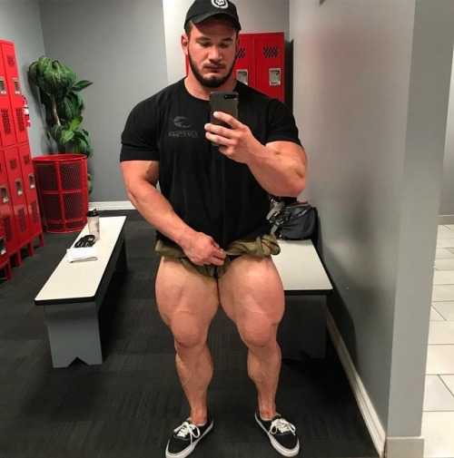jhfic1 - needsize - Hunter Labrada“Here’s a pic for the dudes...