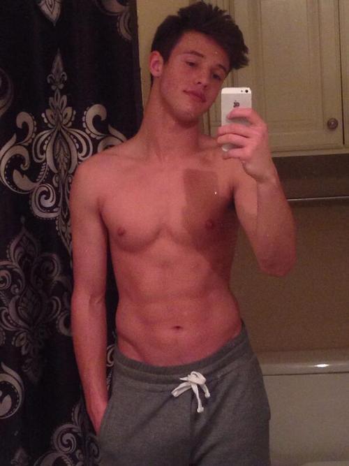 male-celebs-naked:Cameron Dallas- VinerSee more here and here