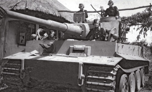 fuehrer3345 - 1943 MayGreat photo of Tiger I showing 4 of its 5...