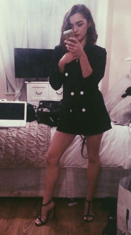 celebrity-legs - Maisie Williams, even if you’re not into her...