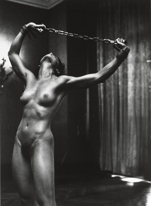 my-secret-eye - Helmut Newton, Lisa Lyon with Chains, Paris, 1980