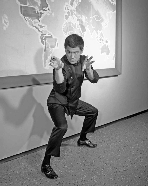 taichikungfu:Bruce Lee in the Kung Fu world.tai chi shoes