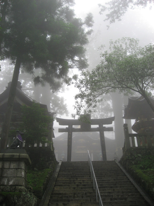 1512px - 霧の三峰拝殿階段下からBy -  hudanit