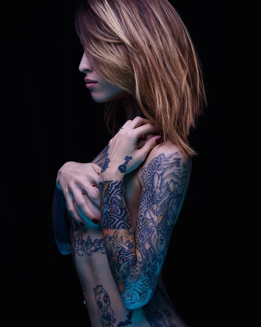 Foto mujer tatuada en  cintura con letras realista