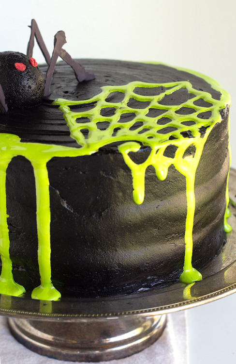 sweetoothgirl - Spooky Spiderweb Cake
