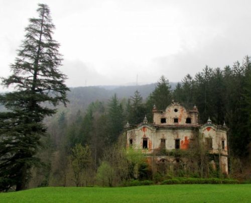 themacabrenbold - The Red #House – Italy’s Most #Haunted...