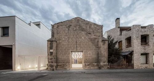 archatlas:Aleaolea restores Spanish Gothic ruins of the Church...