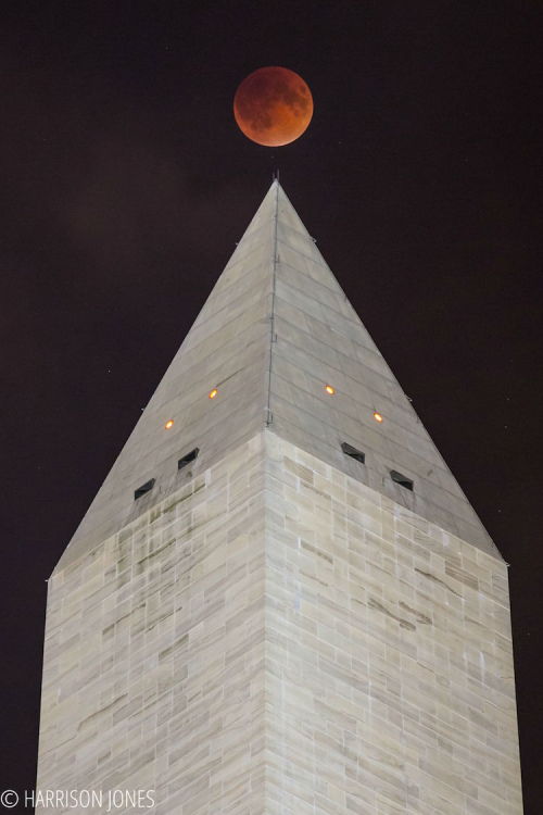 laughingsquid - An Incredible Photo of the Super Blood Moon...