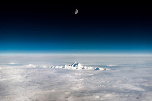 photos-of-space - Moon over Alaska at 35.000 ft. (Christiaan van...