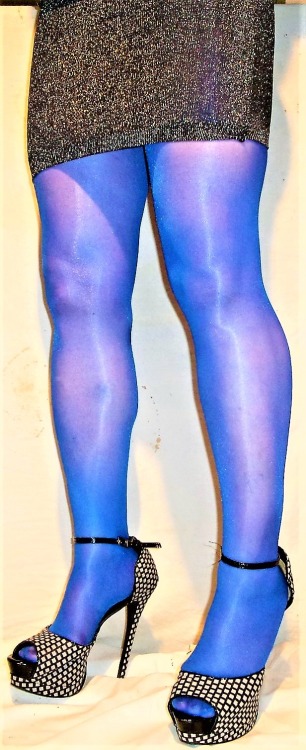 Glossy blue tights am a big glossy pantyhose wearer.