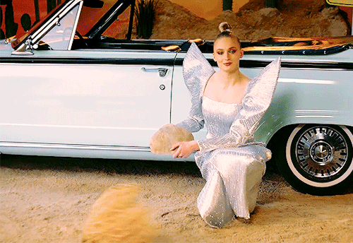 blondiepoison - Sophie Turner shows you how to change a car tire |...