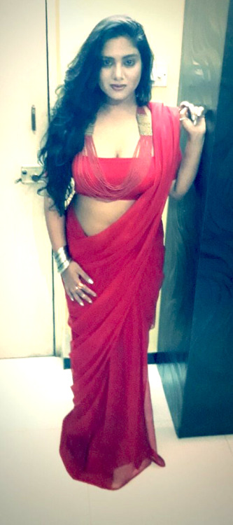 indiangalz - Hot voluptuous babe in saree