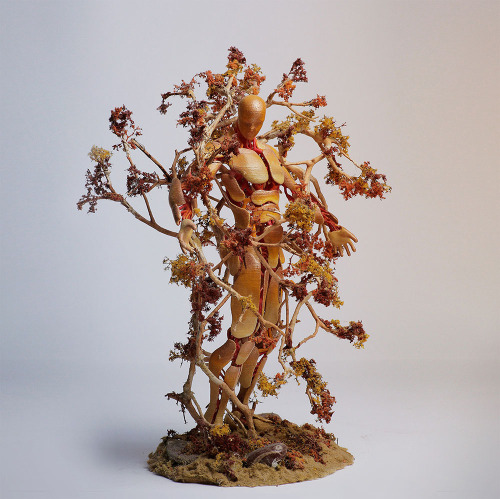 wingmyweibeifong:thedesigndome:Exquisite Figurines Depicting...