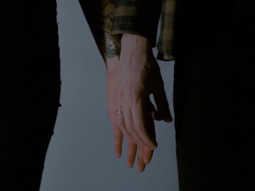 bloody-hands-veins - Hold my hand