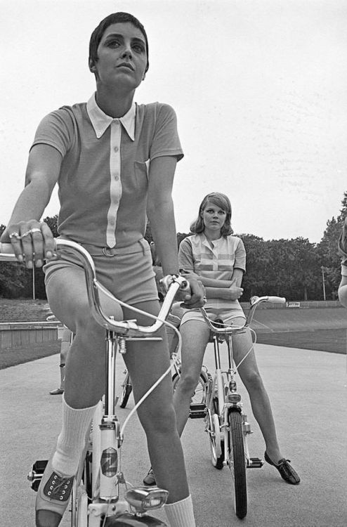 my-retro-vintage - Fashion On Bicycle For The Models Of Catherine...